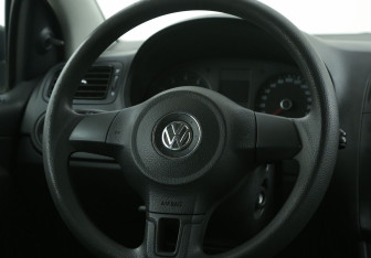 Подержанный автомобиль Volkswagen Polo Sedan 2014 года (16 фото)