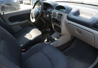Подержанный автомобиль Renault Symbol 2004 года (9 фото)