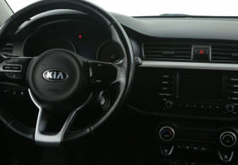 Подержанный автомобиль Kia Rio Sedan 2017 года (14 фото)