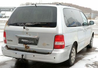 Подержанный автомобиль Kia Carnival 2005 года (6 фото)