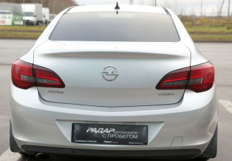 Подержанный автомобиль Opel Astra Sedan 2013 года (5 фото)
