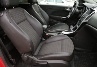 Подержанный автомобиль Opel Astra Hatchback 2013 года (10 фото)