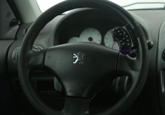 Подержанный автомобиль Peugeot 206 Hatchback 2004 года (16 фото)