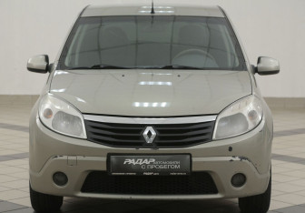 Подержанный автомобиль Renault Sandero 2011 года (6 фото)