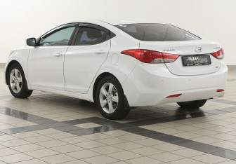 Подержанный автомобиль Hyundai Elantra Sedan 2011 года (2 фото)