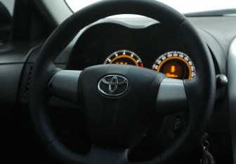 Подержанный автомобиль Toyota Corolla Sedan 2011 года (16 фото)