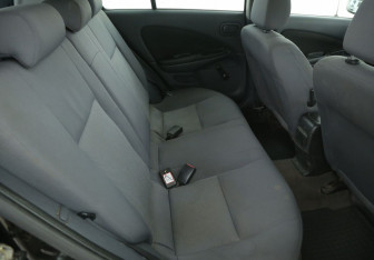 Подержанный автомобиль Nissan Almera Hatchback 2005 года (11 фото)