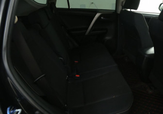 Подержанный автомобиль Toyota RAV4 2016 года (11 фото)