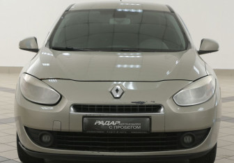 Подержанный автомобиль Renault Fluence 2013 года (6 фото)