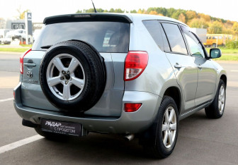 Подержанный автомобиль Toyota RAV4 2006 года (6 фото)