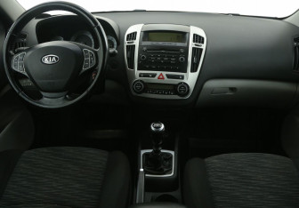 Подержанный автомобиль Kia Ceed Hatchback 2009 года (12 фото)