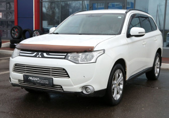 Подержанный автомобиль Mitsubishi Outlander 2012 года (3 фото)