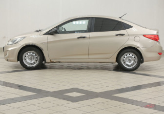 Подержанный автомобиль Hyundai Solaris Sedan 2012 года (7 фото)