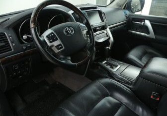 Подержанный автомобиль Toyota Land Cruiser Suv 2013 года (18 фото)