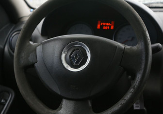Подержанный автомобиль Renault Logan Sedan 2010 года (16 фото)