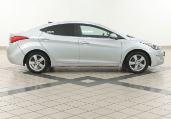 Подержанный автомобиль Hyundai Elantra Sedan 2012 года (5 фото)