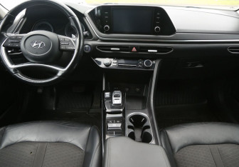 Подержанный автомобиль Hyundai Sonata 2021 года (12 фото)