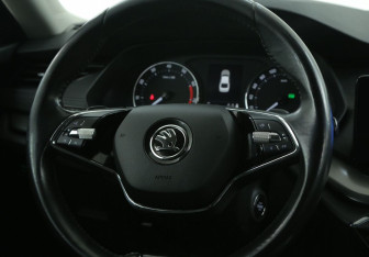 Подержанный автомобиль Skoda Octavia Liftback 2021 года (16 фото)