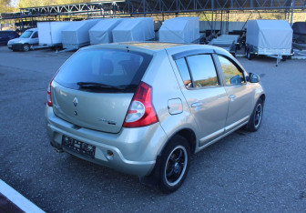 Подержанный автомобиль Renault Sandero 2011 года (7 фото)