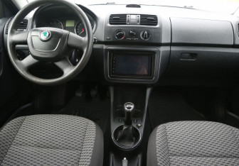 Подержанный автомобиль Skoda Fabia Wagon 2011 года (12 фото)