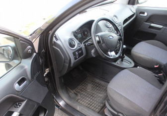 Подержанный автомобиль Ford Fusion 2006 года (14 фото)