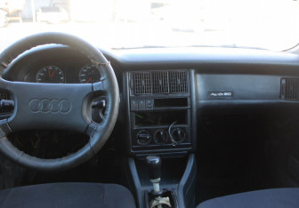 Подержанный автомобиль Audi 80 Sedan 1990 года (13 фото)