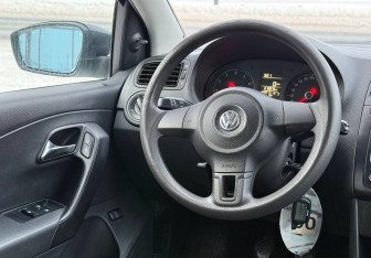 Подержанный автомобиль Volkswagen Polo Sedan 2015 года (11 фото)