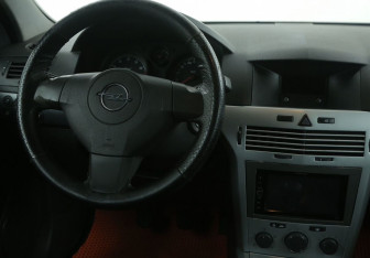 Подержанный автомобиль Opel Astra Hatchback 2009 года (14 фото)