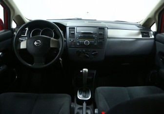 Подержанный автомобиль Nissan Tiida Hatchback 2012 года (8 фото)