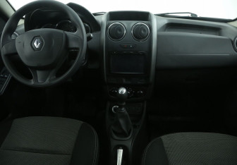 Подержанный автомобиль Renault Duster 2016 года (12 фото)