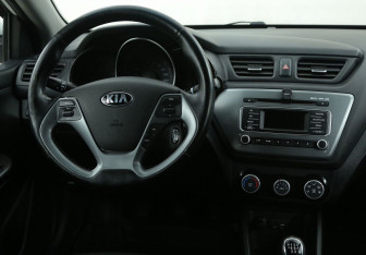 Подержанный автомобиль Kia Rio Sedan 2016 года (14 фото)