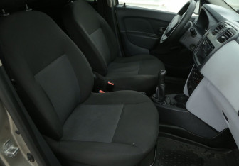 Подержанный автомобиль Renault Logan Sedan 2014 года (10 фото)