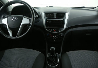Подержанный автомобиль Hyundai Solaris Hatchback 2011 года (12 фото)