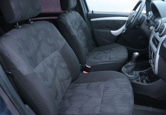 Подержанный автомобиль Renault Logan Sedan 2011 года (10 фото)