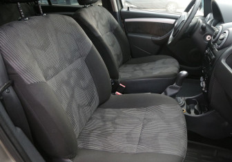 Подержанный автомобиль Renault Sandero 2010 года (10 фото)