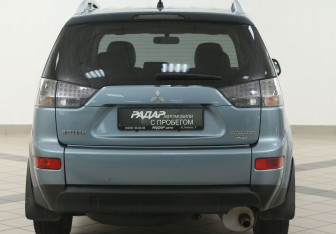Подержанный автомобиль Mitsubishi Outlander 2008 года (3 фото)