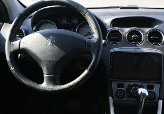 Подержанный автомобиль Peugeot 308 Hatchback 2009 года (14 фото)