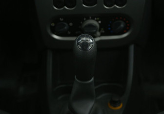 Подержанный автомобиль Renault Sandero 2011 года (15 фото)