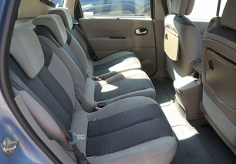 Подержанный автомобиль Renault Scenic 2006 года (11 фото)