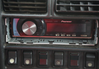 Подержанный автомобиль ГАЗ 31105 «Волга» 2004 года (13 фото)