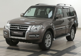 Подержанный автомобиль Mitsubishi Pajero 2014 года (8 фото)