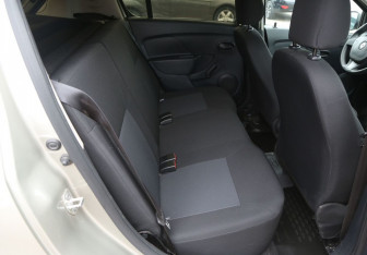 Подержанный автомобиль Renault Sandero 2016 года (11 фото)