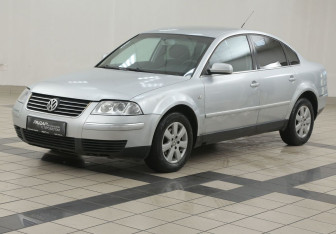 Подержанный автомобиль Volkswagen Passat Sedan 2003 года (8 фото)