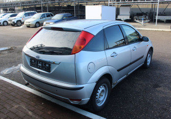 Подержанный автомобиль Ford Focus Hatchback 2004 года (7 фото)