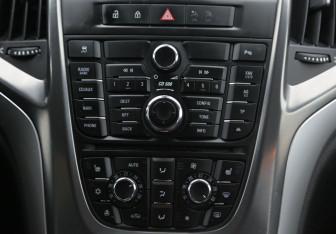 Подержанный автомобиль Opel Astra Hatchback 2011 года (13 фото)