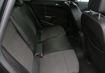 Подержанный автомобиль Opel Astra Hatchback 2011 года (11 фото)