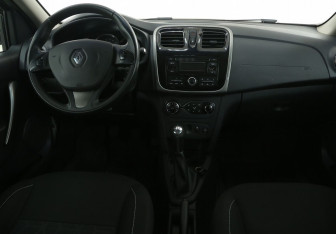 Подержанный автомобиль Renault Sandero 2016 года (12 фото)