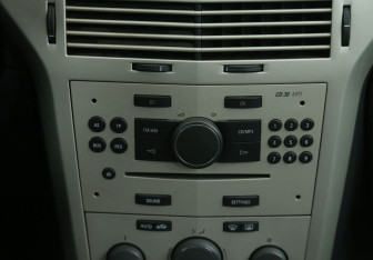 Подержанный автомобиль Opel Astra Sedan 2008 года (13 фото)