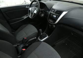 Подержанный автомобиль Hyundai Solaris Sedan 2012 года (9 фото)