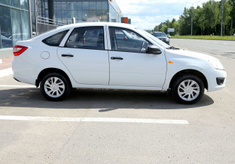 Подержанный автомобиль LADA (ВАЗ) Granta Liftback 2015 года (7 фото)